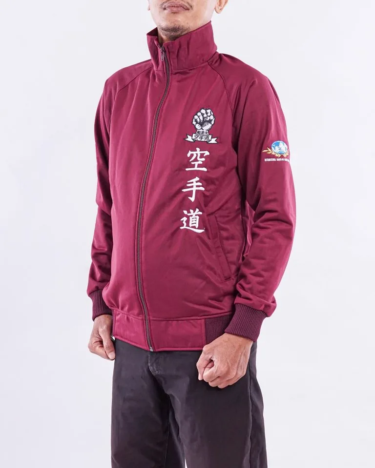 Jaket custom dikenakan dalam dokumentasi hasil pengerjaan