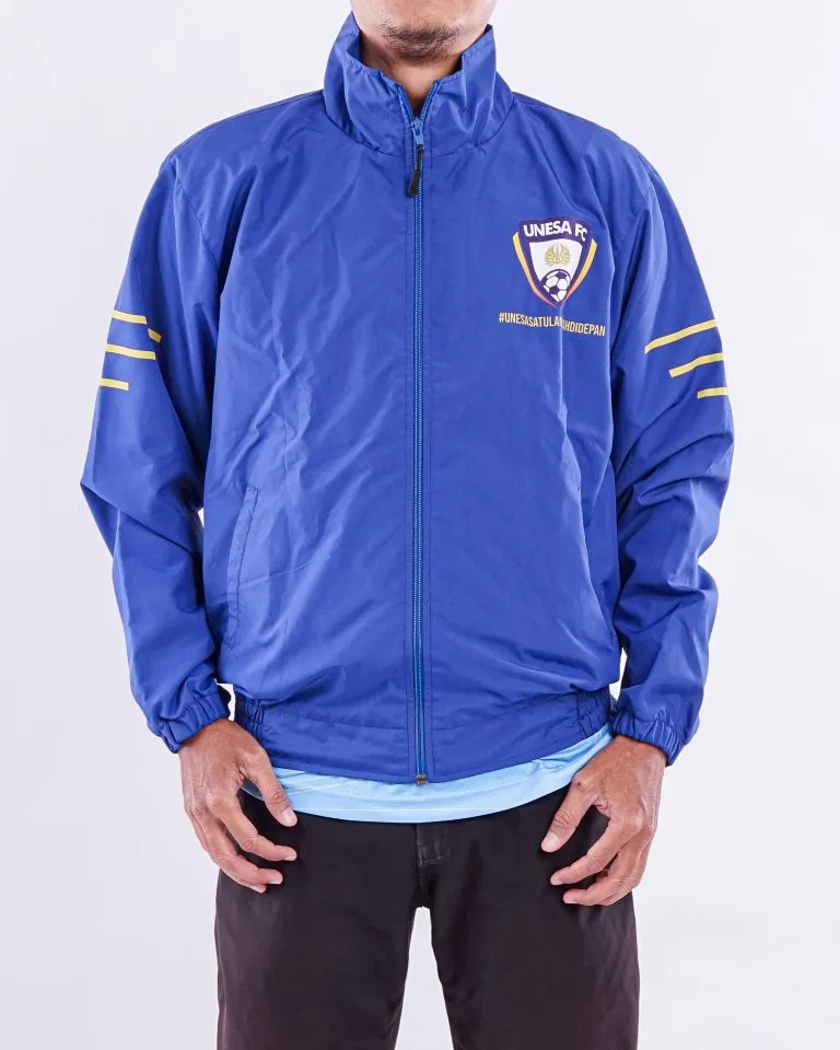 Jaket custom berlogo kegiatan kampus dalam dokumentasi hasil pengerjaan