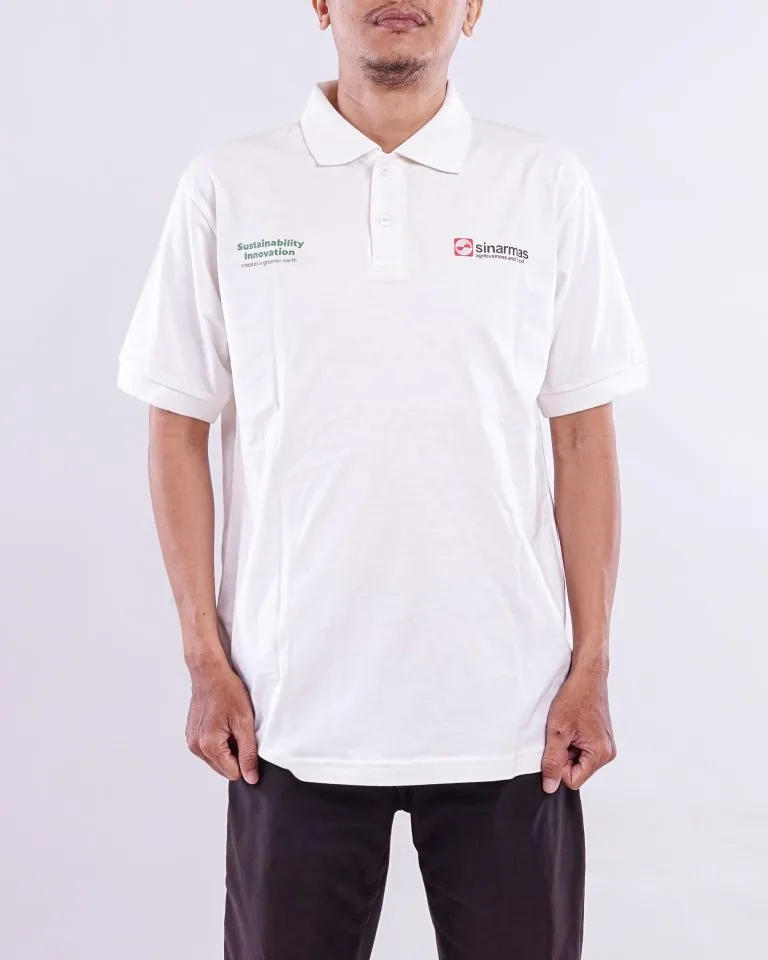 Pakaian custom beridentitas SINARMAS AGRIBUSINESS & FOOD dalam dokumentasi merchandise event